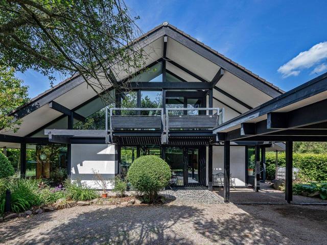 Ein besonderes Einfamilienhaus mit viel Licht, Glas und Holz + Teich + Pool + Doppelcarport + Sauna + EBK + Sofortbezug möglich + +