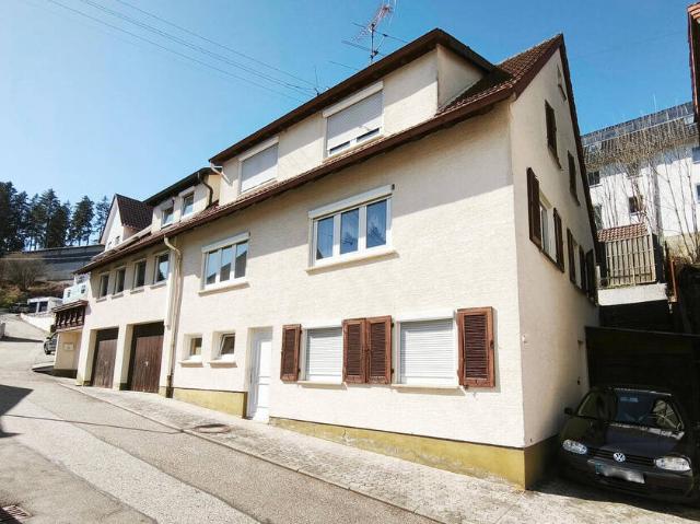 Ein bis Zweifamilienhaus 3 Garagen Garten viel Sonne
