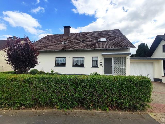 Ein bis Zweifamilienhaus + 2 Garagen zu verkaufen