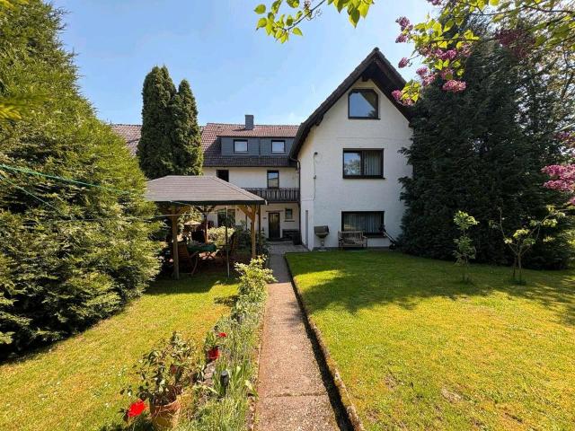Ein bis Zweifamilienhaus mit großem Garten in Hundelshausen