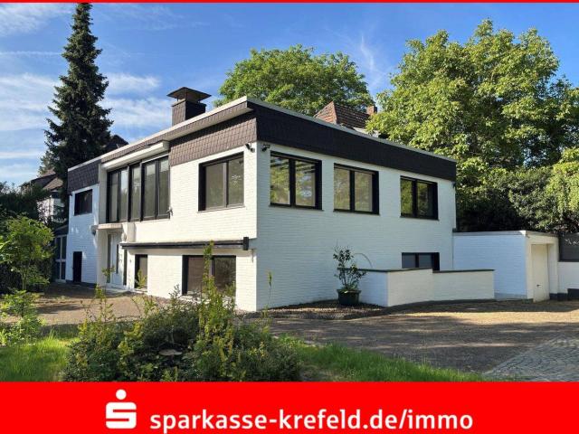 Ein bis Zweifamilienhaus mit zwei Garagen