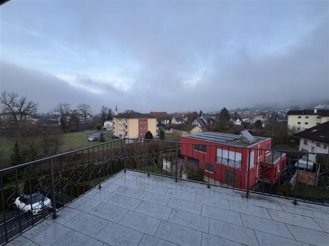 Ein grosszügig dimensionierter Salon und eine Terrasse