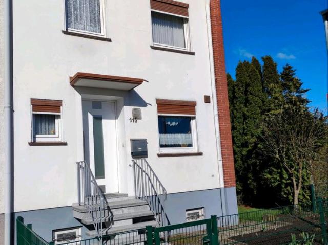 Ein Endreihenhaus mit Garten und Garage