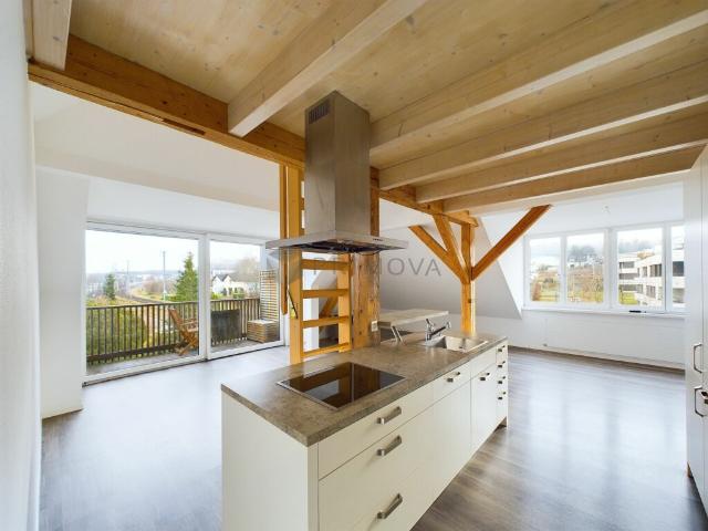 Ein echtes Unikat Dachwohnung mit Altbaucharme und moderner Eleganz!