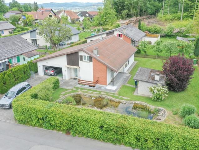 Ein freistehendes Haus zum Verlieben mit schönem Garten und viel Land