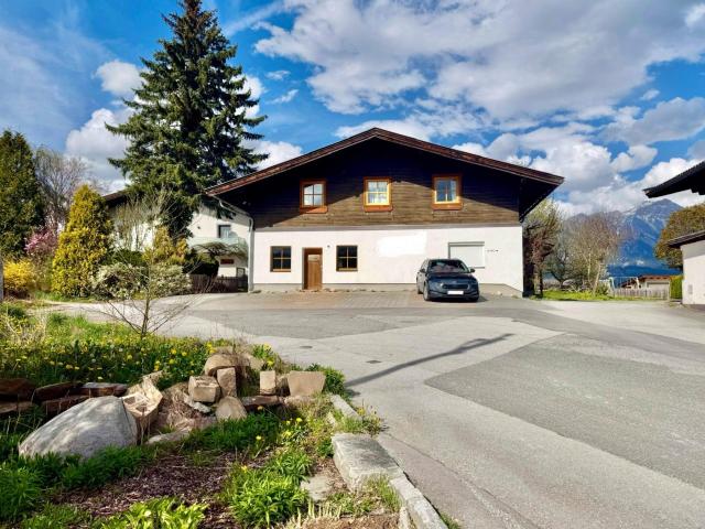 Ein Haus voller Möglichkeiten: Wohnen und Büro mit Sanierungsbedarf