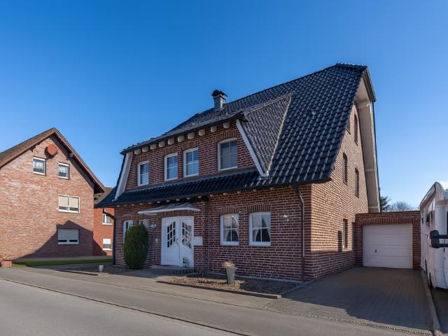 Ein Haus das begeistert! Familienfreundliches Zweifamilienhaus mit viel Platz & Charme