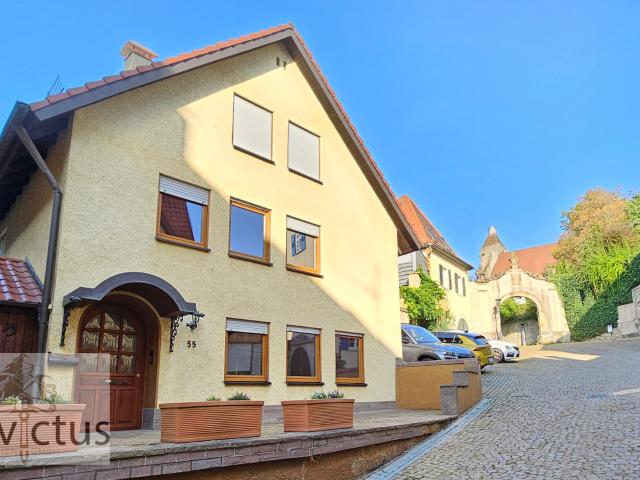 Ein Haus neben einem Schloß mit Platz, Garten und Hof. Lassen Sie Ihre Träume wahr werden