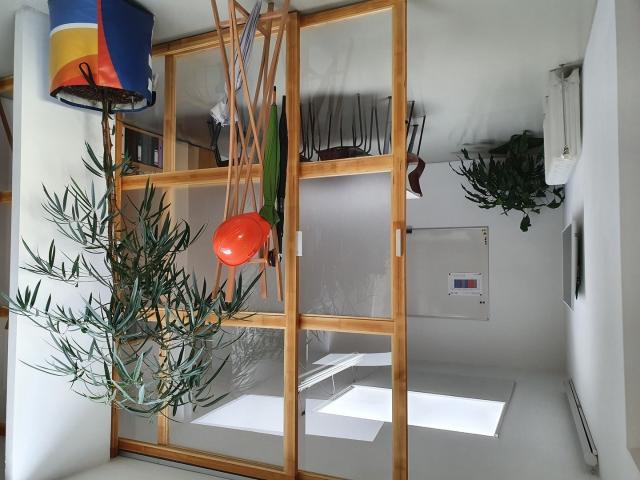 Ein heller Arbeitsplatz in ruhiger Ateliergemeinschaft