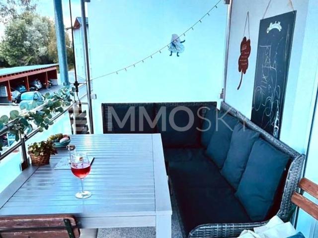 Ein hübsche Zuhause mit großem Wohn Essbereich, Balkon und Parkplatz