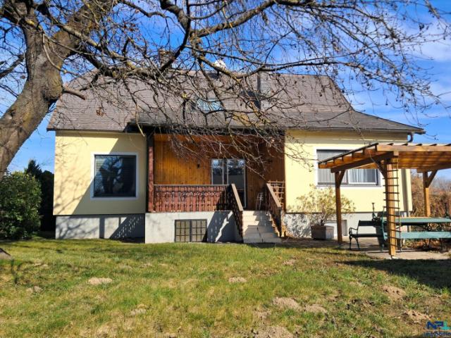 Ein oder Zweifamilienhaus mit großen Nebengebäude in Enzesfeld Lindabrunn
