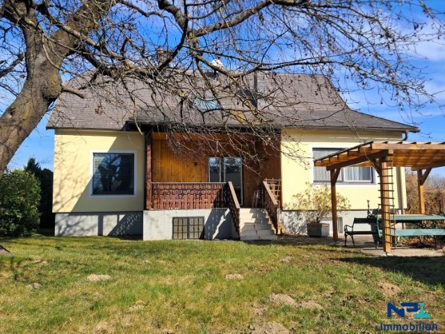 Ein oder Zweifamilienhaus mit großen Nebengebäude in Enzesfeld Lindabrunn