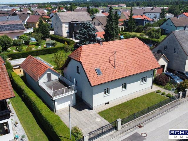 Ein oder Zweifamilienhaus mit Pool in ruhiger Siedlung