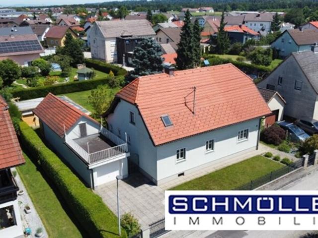Ein oder Zweifamilienhaus mit Pool in ruhiger Siedlung