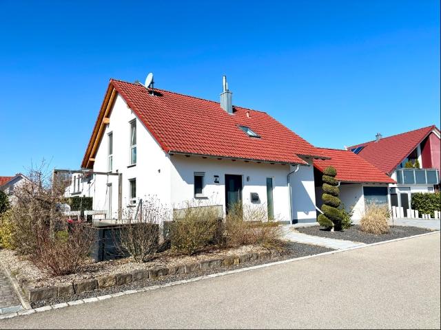 Ein neuwertiges Einfamilienhaus mit schönem Garten