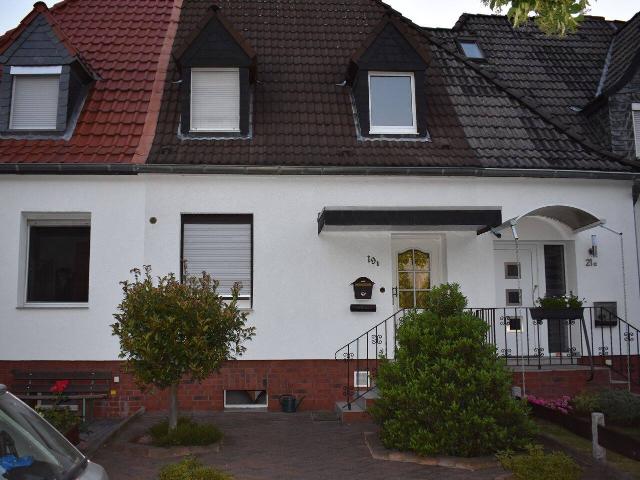 RESERVIERT Ein Schmuckstück in der Altsiedlung Saniertes Reihenmittelhaus mit Garten und Doppelgarage
