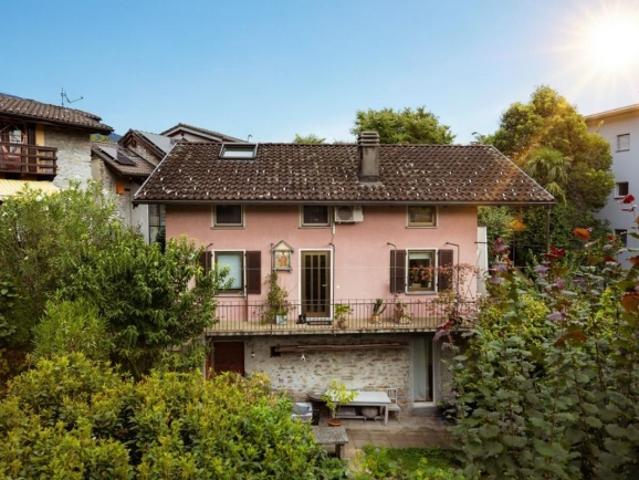Ein Paradies in Minusio Haus mit grünem und sonnigem Garten