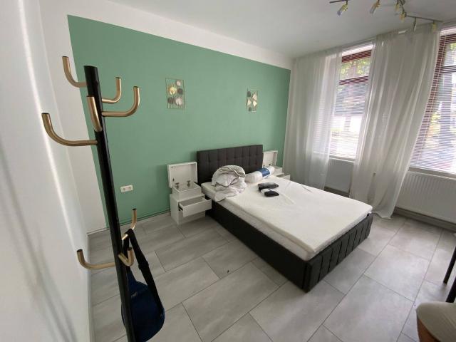 Ein renoviertes und vollmöbliertes WG Zimmer moderne Ausstattung