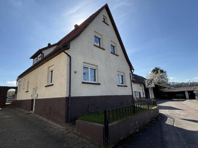Ein ruhiges Zuhause mit Garten und Pool