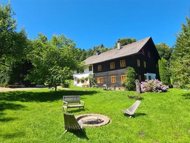 Ein Zuhause wie aus einer anderen Zeit Bauernhaus in Alleinlage im Attergau