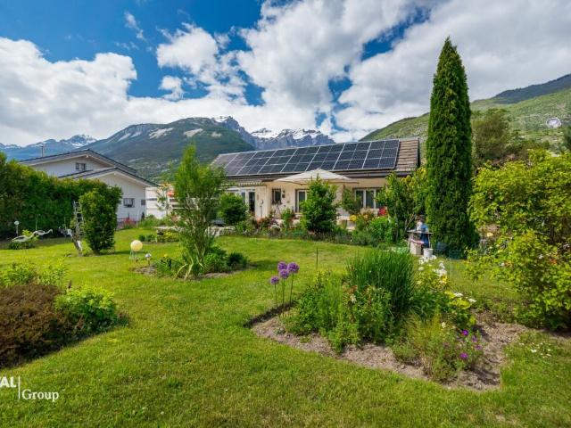 Ein Zuhause zum Wohlfühlen mit Bauparzelle, Wintergarten und sonnigem Aussensitzplatz