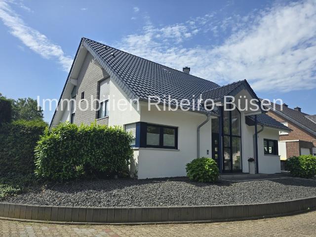 Ein Zuhause für höchste Ansprüche – großzügiges Wohnen mit Pool und Einliegerwohnung