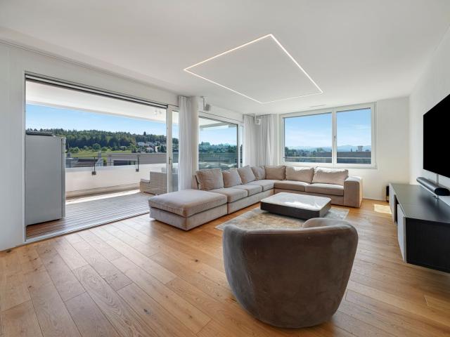 Ein Zuhause mit Weit und Bergblick sowie hoher Wohnqualität