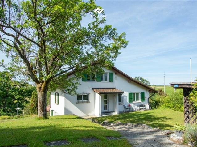 Ein Zuhause mit Weitsicht und Gartenidylle in Düdingen