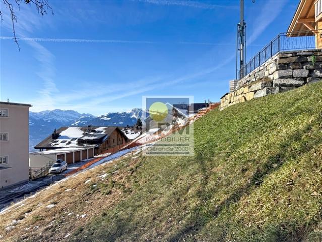 Ein zum Verkauf stehendes Grundstück von 595 m² in der Nähe aller Annehmlichkeiten
