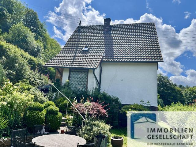 Ein /Zweifamilienhaus in ruhiger Ortsrandlage mit großzügigem Grundstück!