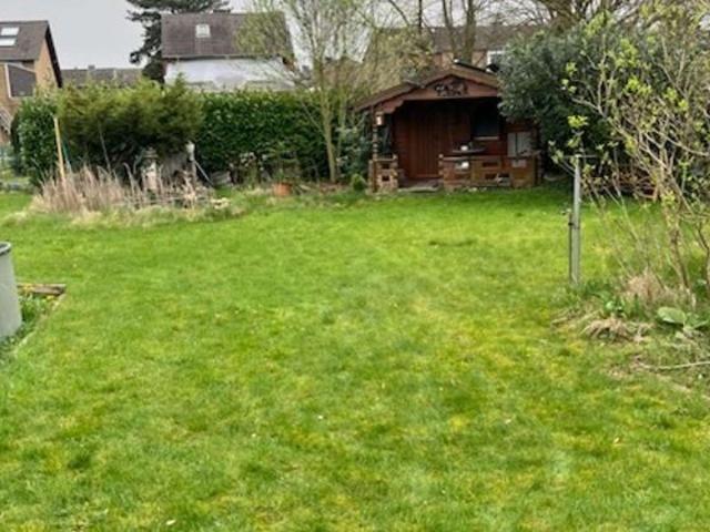Ein / Zweifamilienhaus mit 2 Garagen und großem Grundstück