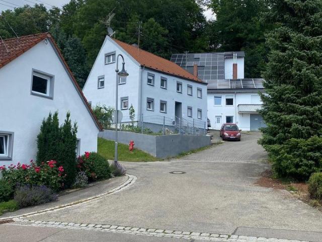 Ein Zweifamilienhaus mit Garten, Garage & Terasse in Mühlhause