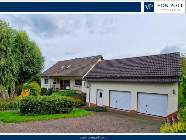 Ein Zweifamilienhaus mit großzügiger Garage und passendem Grundstück