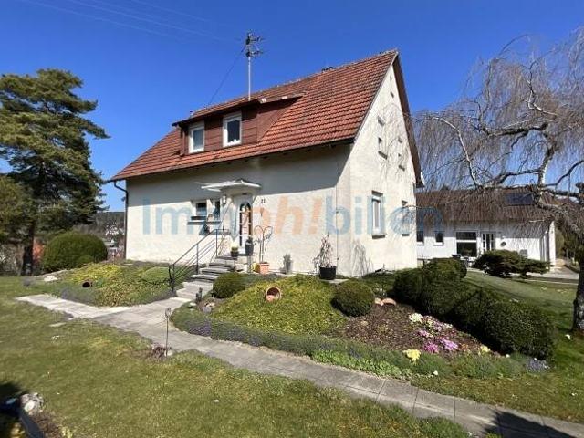 Ein /Zweifamilienhaus mit sonnenverwöhntem Garten