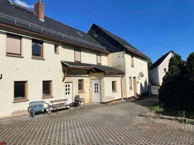 Ein Zweifamilienhaus mit Scheune, Garagen und großem Grundstück