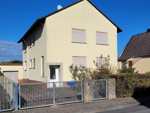 Ein Zweifamilienhaus mit riesigem Garten in Sprendlingen