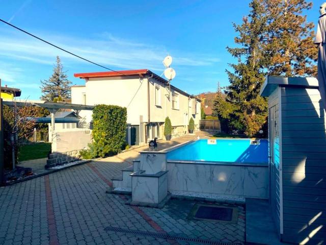 Ein /Zweifamilienhaus, mit 2 Wohnungen je 120m² und Pool!