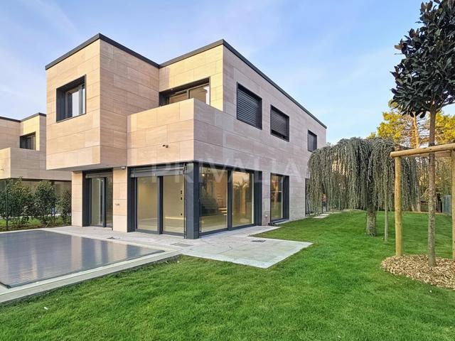Eine atemberaubende neue Villa mit Schwimmbad in einer ruhigen und exklusiven Umgebung