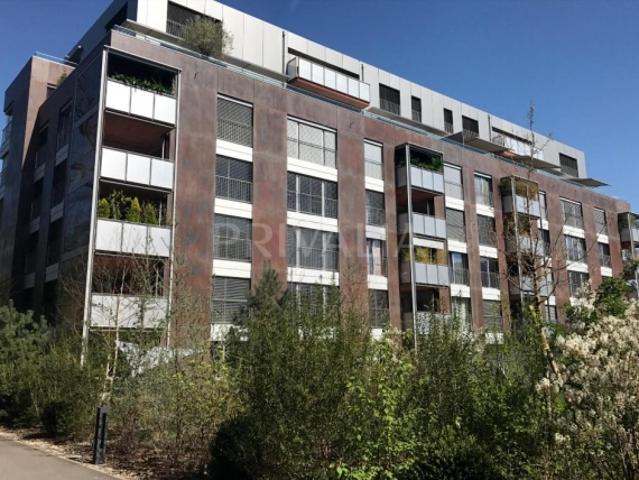Eine atemberaubende, zeitgenössische Wohnung mit Gartenboden