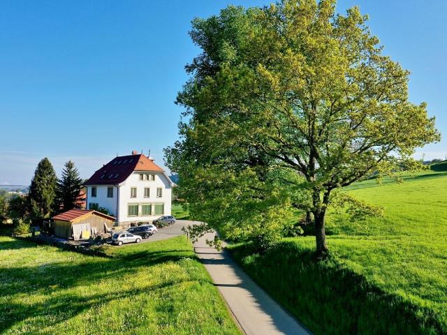 Eine alte Schule, drei Wohnungen, tausend Möglichkeiten