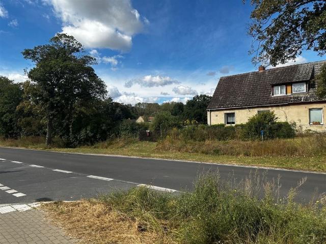Eine Doppelhaushälfte und gut geschnittenes Bau Grundstück mit 1330 m²