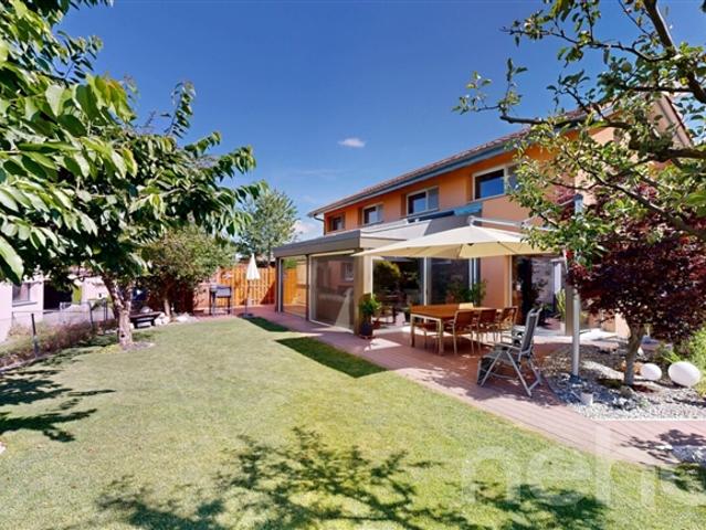 Eine helle Villa im Herzen einer grünen Umgebung