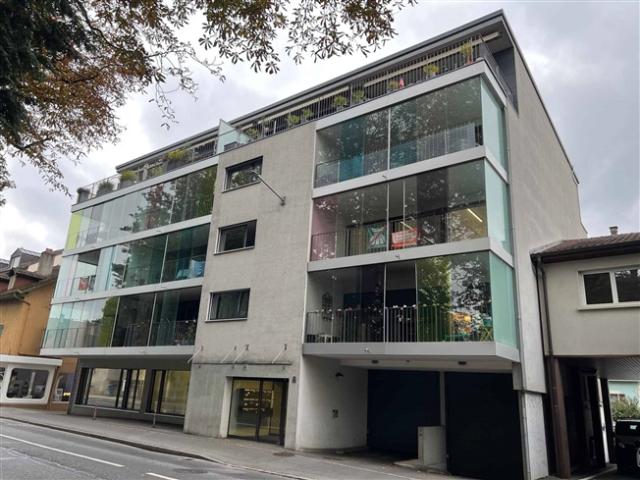 Eine prächtige 31/2 Zimmer Wohnung im 3. Stock mit großer Loggia und Parkplatz im Stadtzentrum