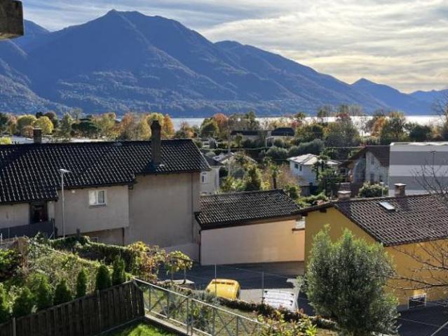Eine traumresidenz mit seesicht und kleinem garten