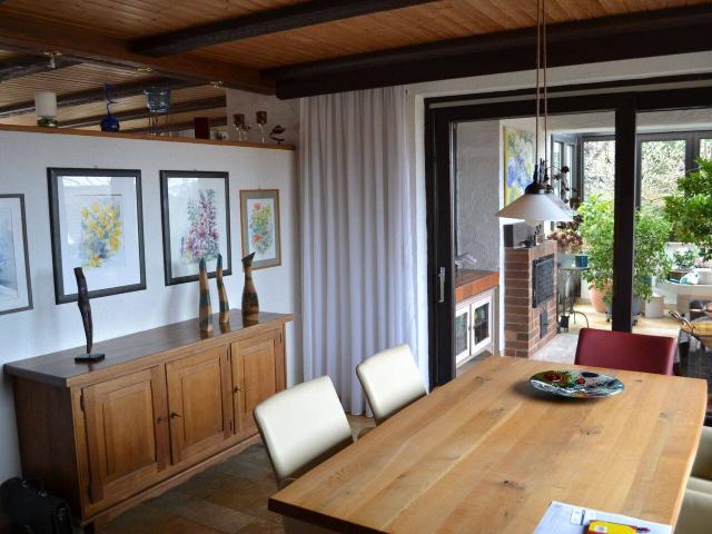 Einfamilien Wohnhaus mit Garagen