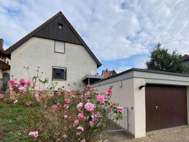 Einfamilien Wohnhaus mit geräumiger PKW Garage und schönem Gartengrundstück