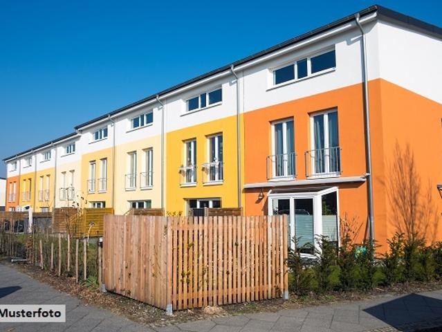 Einfamilien Doppelhaushälfte und Doppelgarage