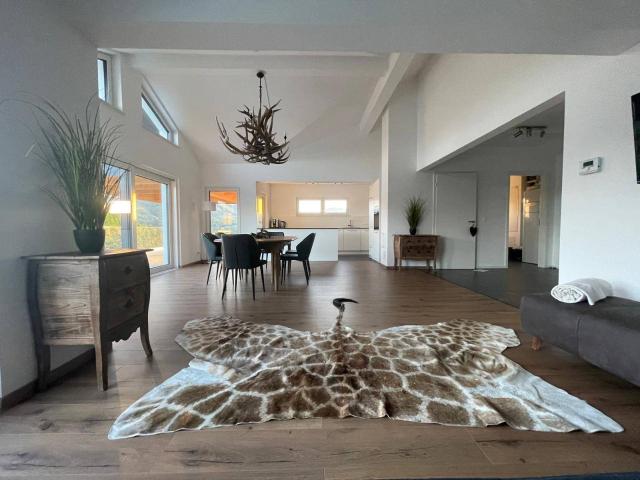 Einfamilienhaus 120 m² inkl. 10.000 m² Weingarten und 2 veräußerbare Parzellen Bauland Alleinlage mit Infinity Pool