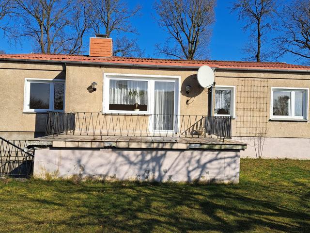 Einfamilienhaus auf großem Grundstück