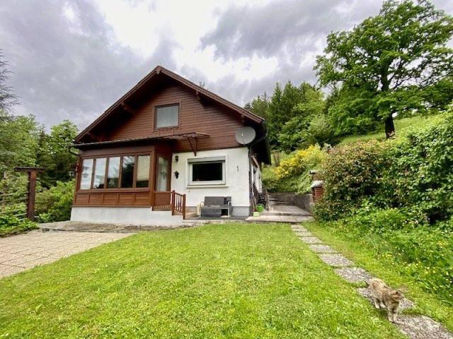 Einfamilienhaus auf 2815 m2 Grund, indyllisch gelegen mit herrlichem Fernblick: Wohnebene + Dachboden, Kellerhaus, Garage, Erd Weinkeller, Schrägaufzug, am Ortsrand Kirchstetten, Nähe A1 + Westbahn, ca. 50 min. nach Wien!